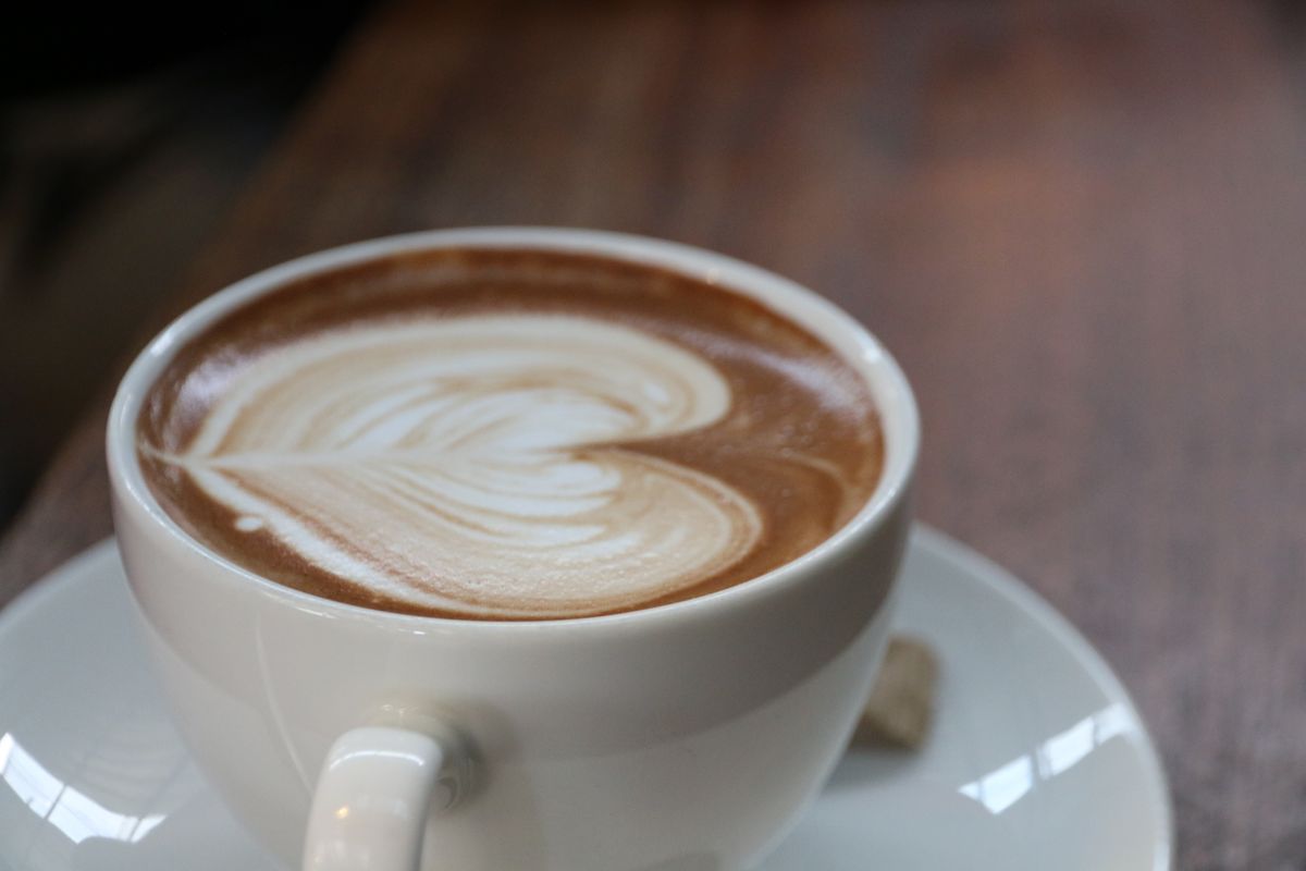 Cappuccino con un cuore di latte