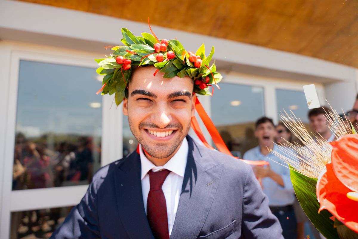 Neolaureato sorridente con la corona d'alloro