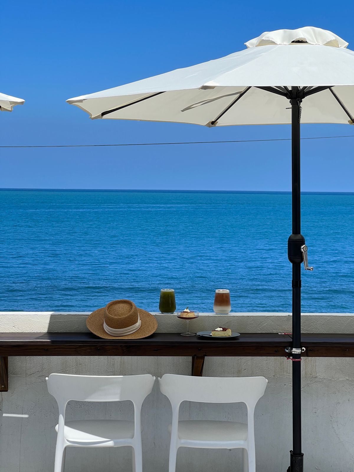 Tavolino sulla terrazza con vista sul mare blu