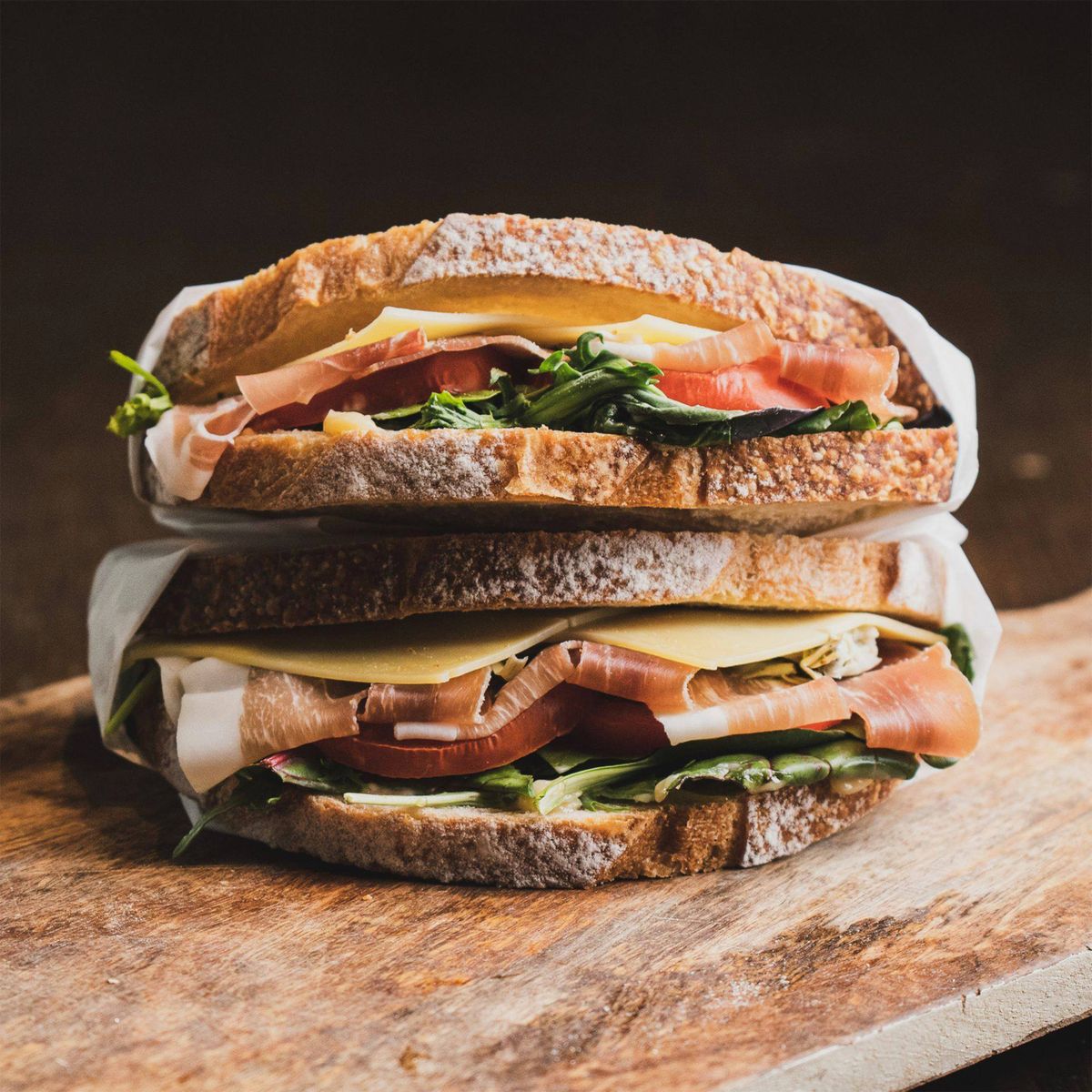 Panino gourmet con prosciutto, formaggio e verdure