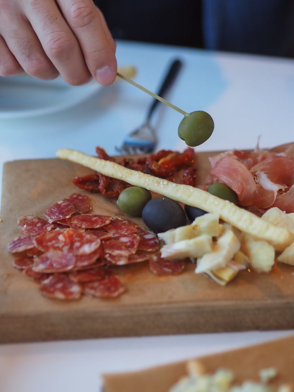 Tagliere di salumi, formaggi e olive