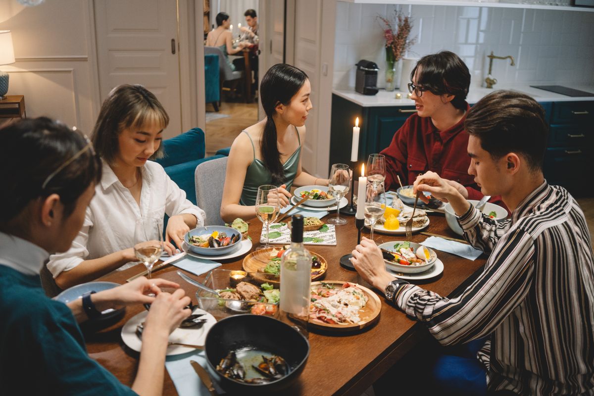 Tavolata di amici a cena