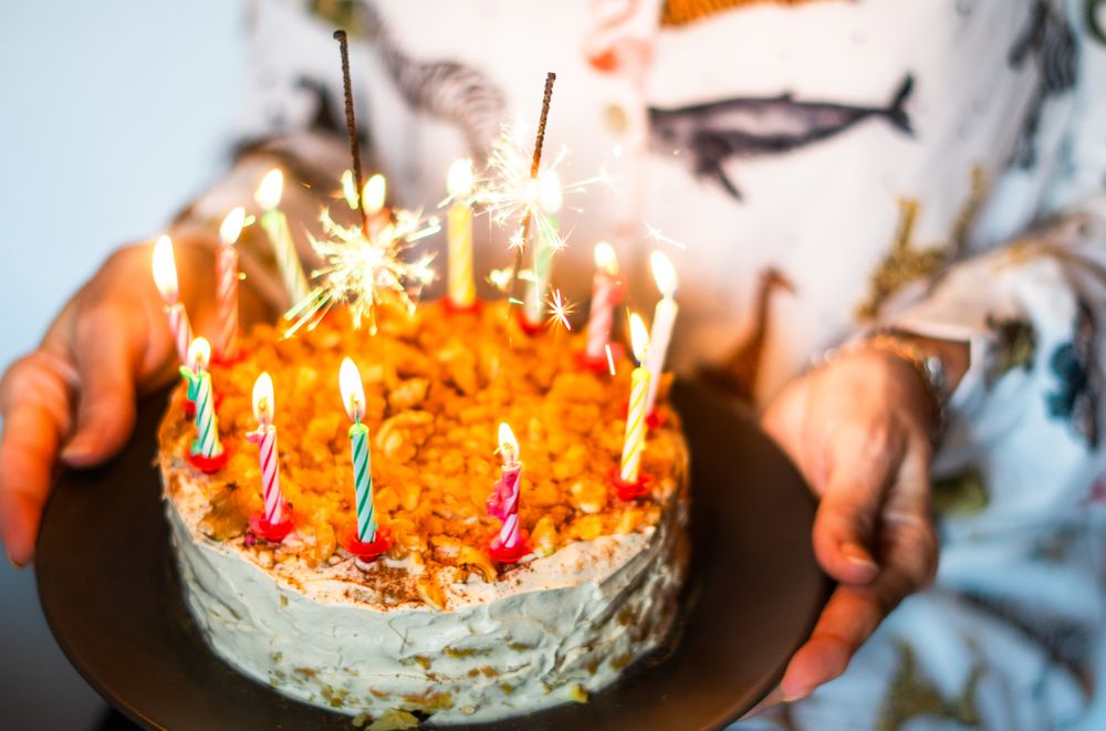 Torta di compleanno con candeline e stelline